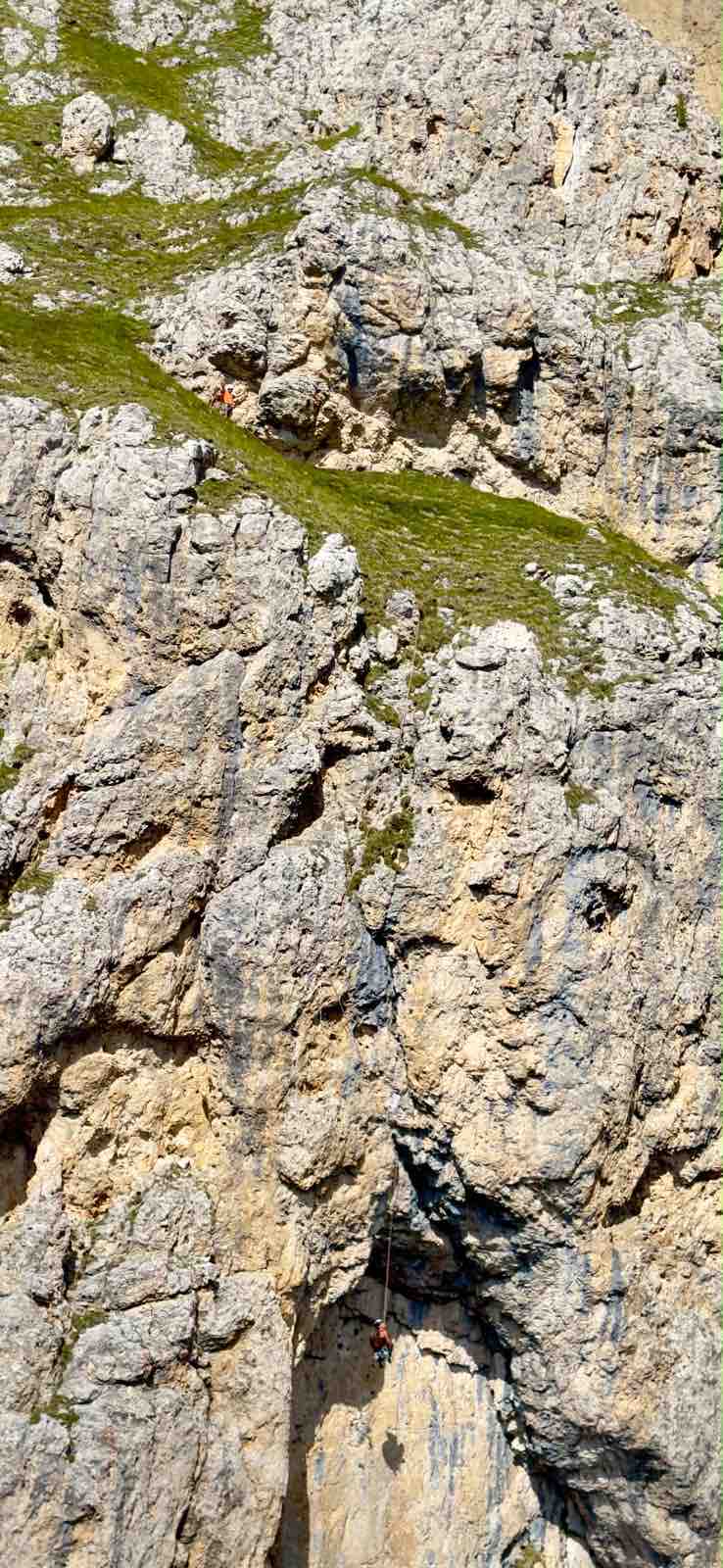VAL DI FASSA - Alpinista sospesa nel vuoto lungo la via Diedro Zeni al Piz Ciavazes