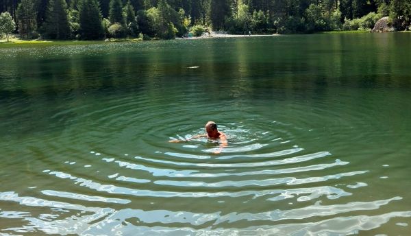 VAL DI SOLE E NON - Al Lago dei Caprioli: il tuffo di Michele Clavarino