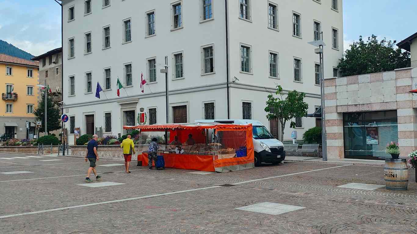 VAL DI SOLE E NON - Cles, tre posteggi disponibili al mercato alimentare di Corso Dante