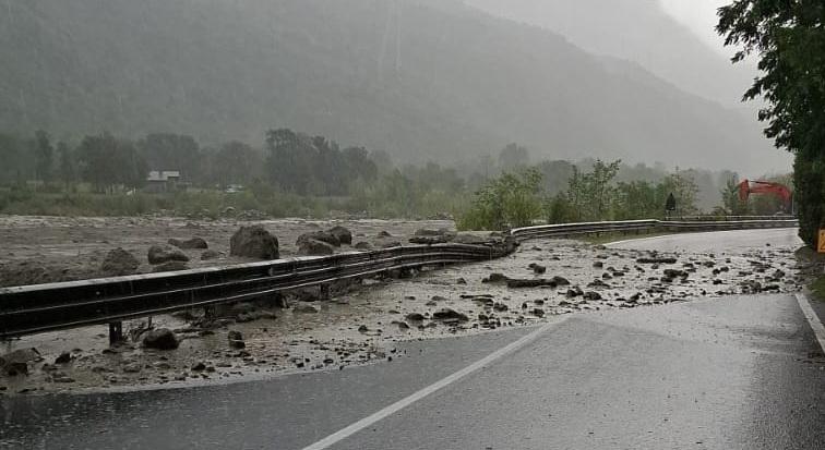 VALLE CAMONICA - Esonda il Rabbia, chiusa la statale 42 del Tonale a Sonico