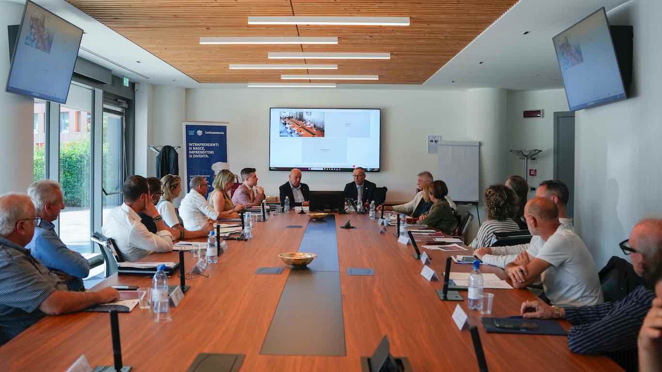 ATTUALITÀ - Meno negozi, superfici più grandi: il commercio trentino cambia volto