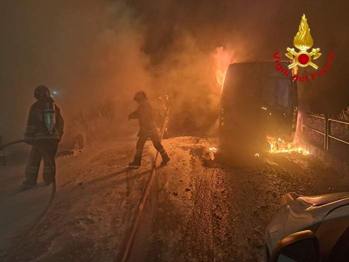 CRONACA - Incendio di due auto ed un furgone posteggiate a Marone