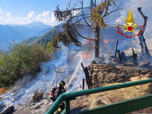 DARFO BOARIO - Incendio distrugge due baite in località Cervera