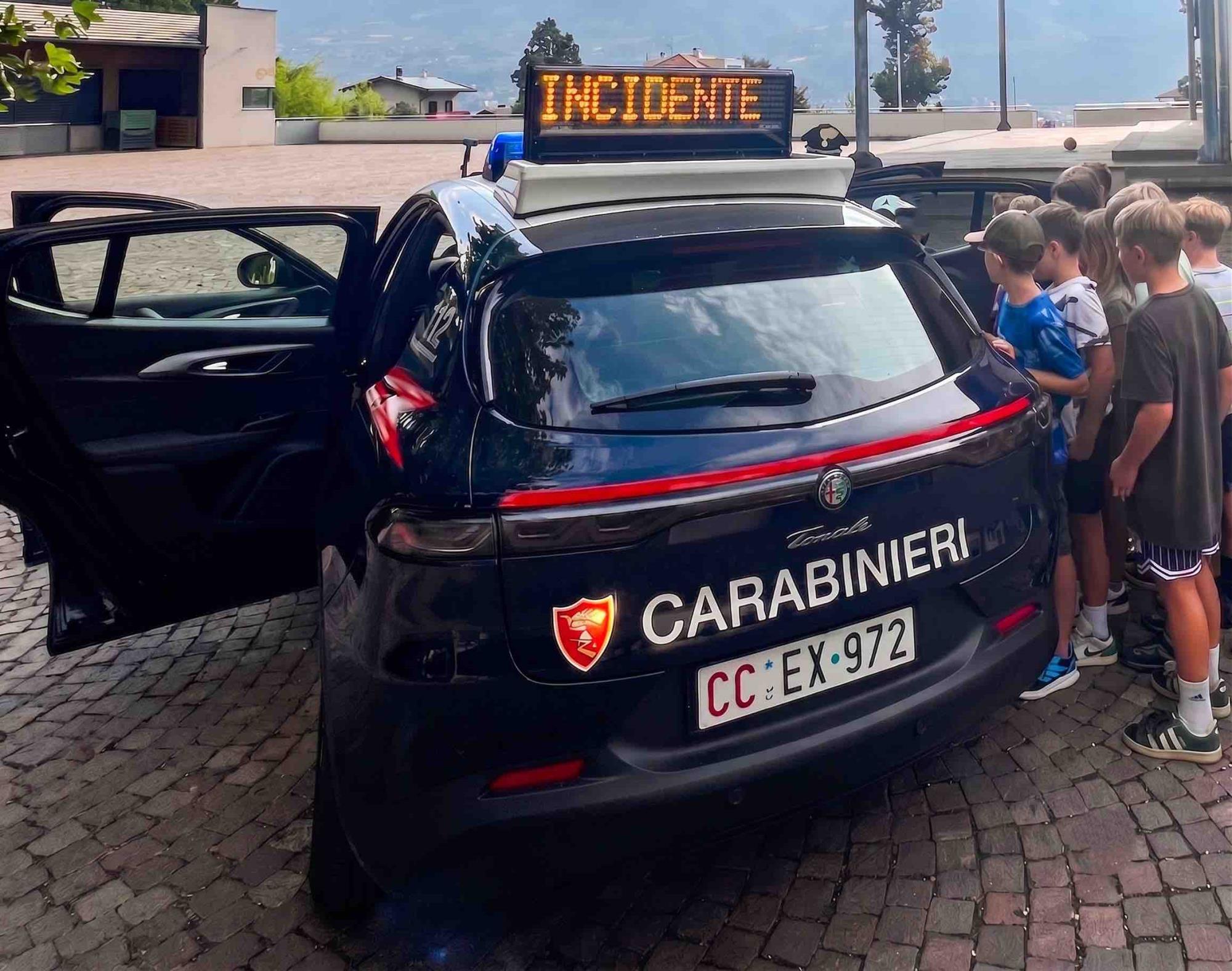 ALTO ADIGE - Marlengo, i carabinieri incontrano gli scolari del Kindersommer