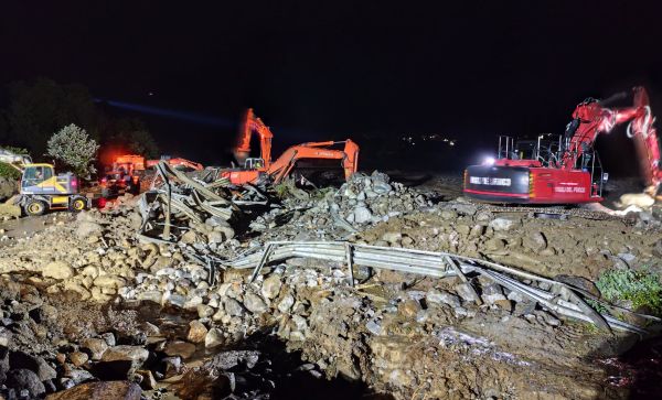 VALLE CAMONICA - Notte di lavoro tra Sonico e Malonno per riaprire la statale 42
