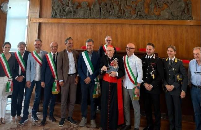 VALLE CAMONICA - Breno: consegnato al cardinale Re il premio Farisoglio