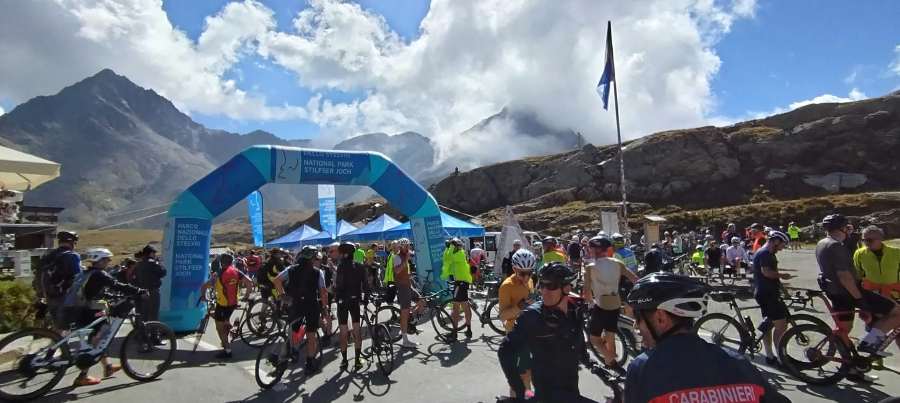 EVENTO - Passi alpini chiusi ai motori: assalto dei biker a Gavia e Stelvio