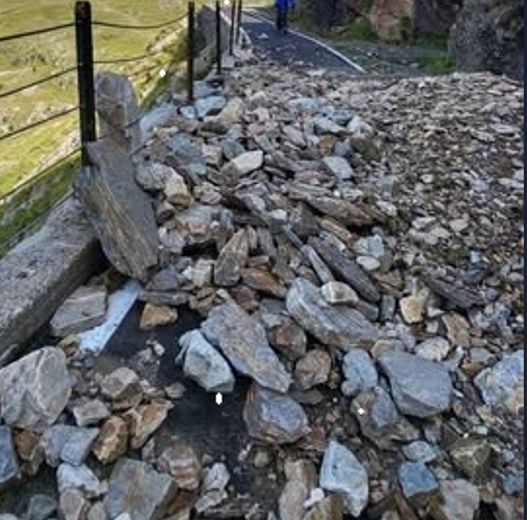 ATTUALITÀ - Ponte di Legno, scarica di sassi sulla ciclabile del Gavia
