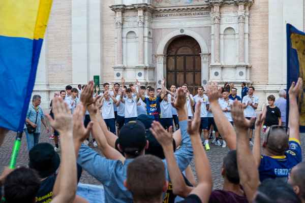 SPORT - Trento si veste di gialloblù, l'abbraccio dei tifosi
