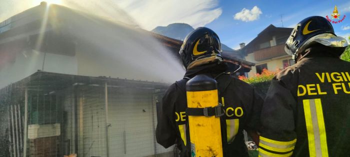 CRONACA - Incendio pannelli fotovoltaici in un'autorimessa a Tirano