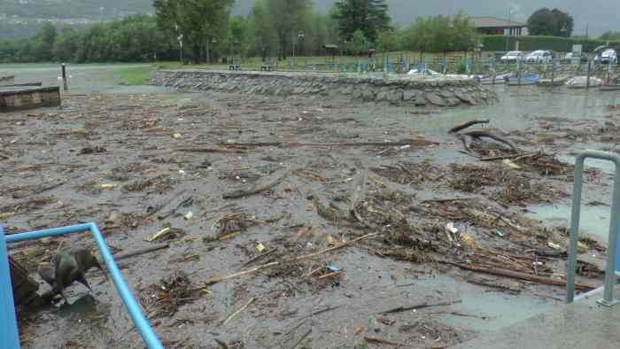 SEBINO - Detriti, ramaglie, tronchi e rifiuti di ogni genere nel lago d'Iseo