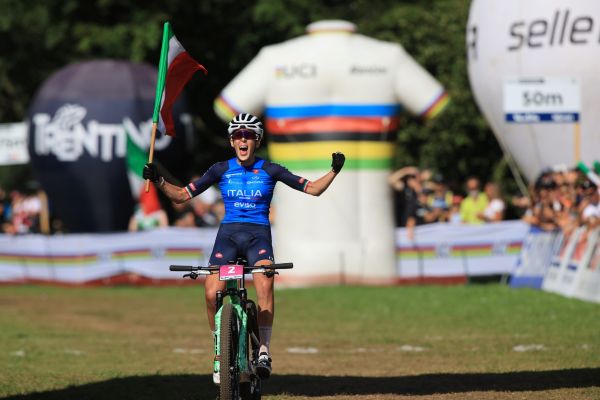 SPORT - Mondiali, MTB: medaglia d'oro nel Cross Country per la valtellinese Corvi