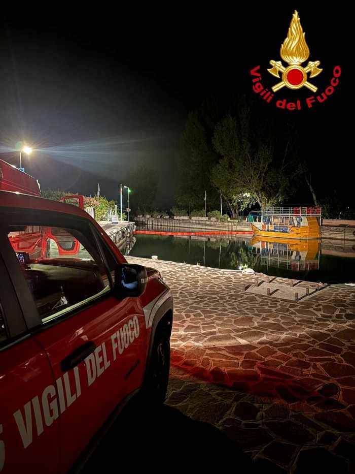 CRONACA - Sversamento di carburante nel lago di Garda e recupero natante