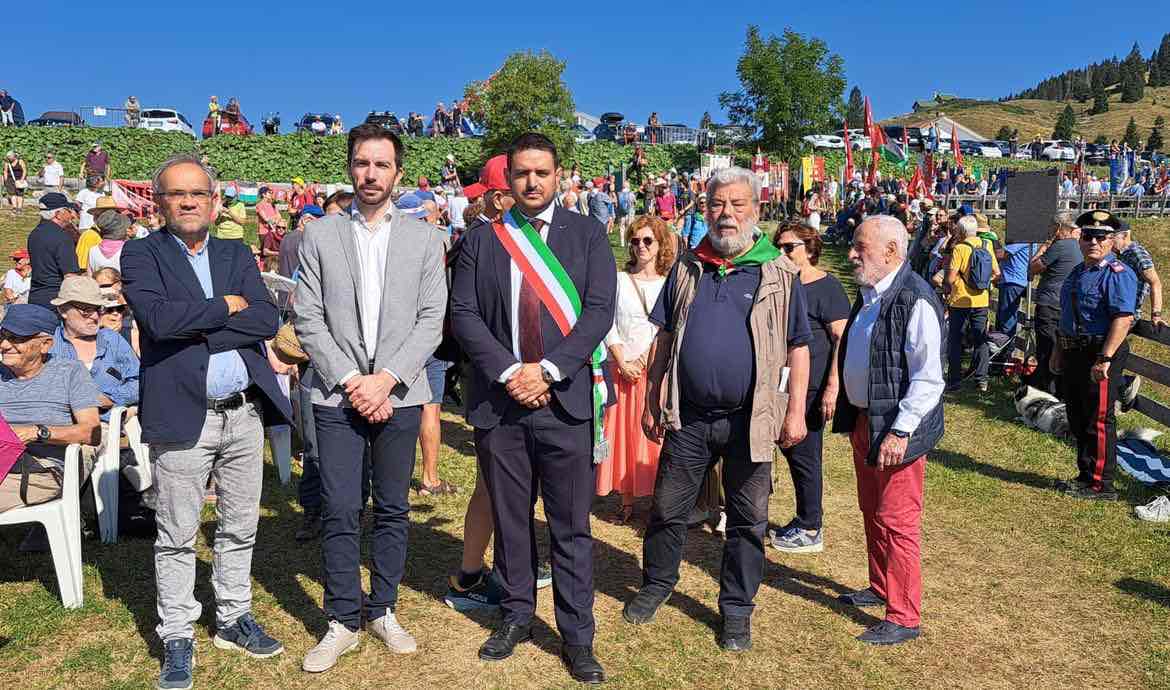 ALPE CIMBRA - Un migliaio a Passo Coe: il no alle guerre risuona nell'anniversario dell’eccidio Malga Zonta