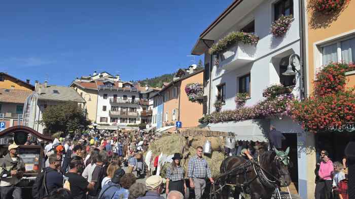 ALPE CIMBRA - Brava Part da record: oltre 1.200 sfilanti e 15mila visitatori a Folgaria