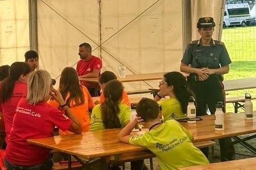 VALLE CAMONICA - Malonno: i carabinieri hanno incontrato i giovani del campo scuola