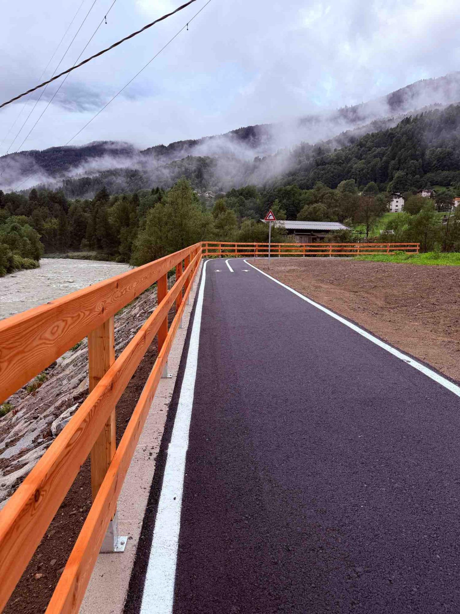 ATTUALITÀ - Ciclovia dei fiori: completato il tratto sotto al ponte di Villa Rendena