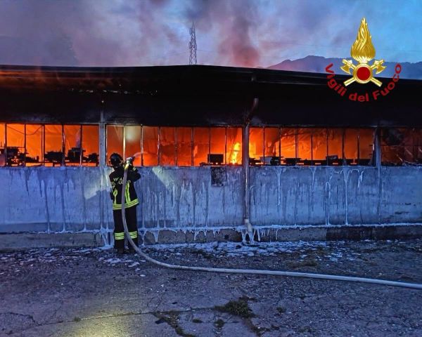 VALLE CAMONICA - Incendio in un'azienda di Gianico, ingenti danni all'attività
