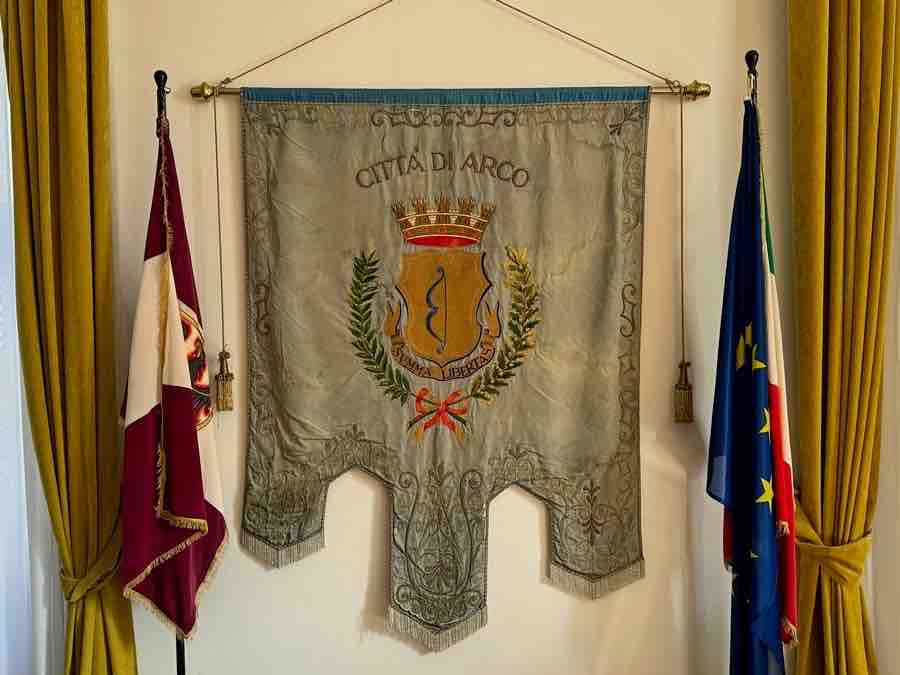 RIVA DEL GARDA - Arco, si restaura l’antico gonfalone