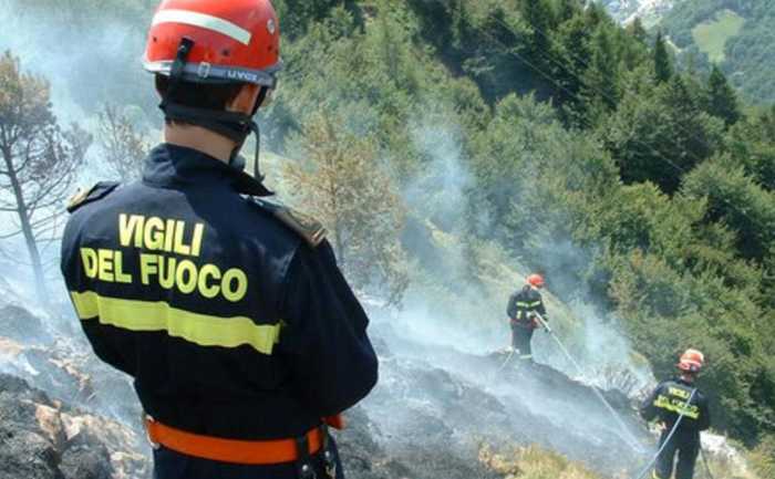 TRENTINO - Incendio in una zona boschiva del Passo Maghen, chiusa la Sp 31
