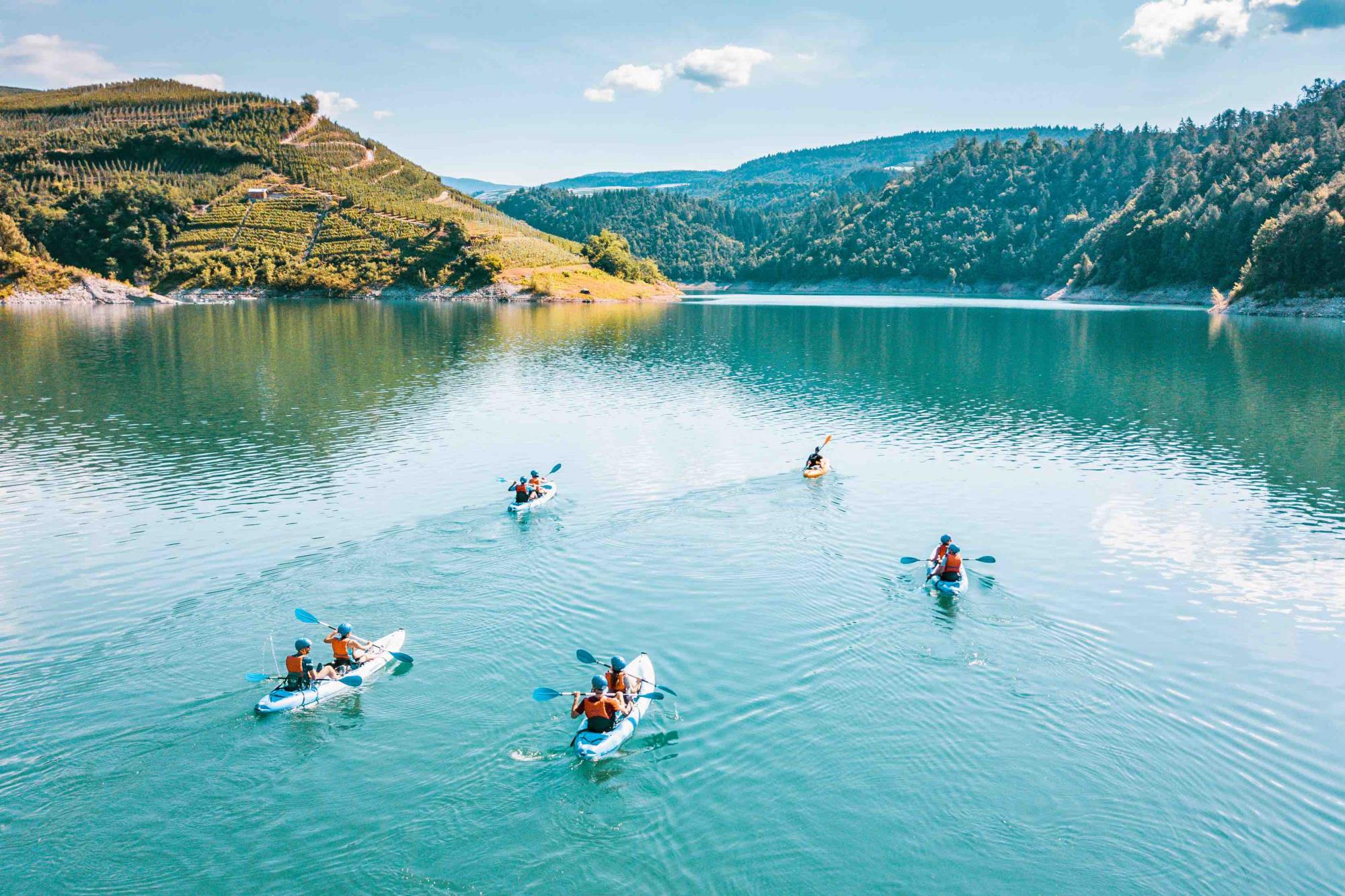 CLES - Lago di Santa Giustina in kayak e barca elettrica: sconti ai residenti di Val di Non e Val di Sole
