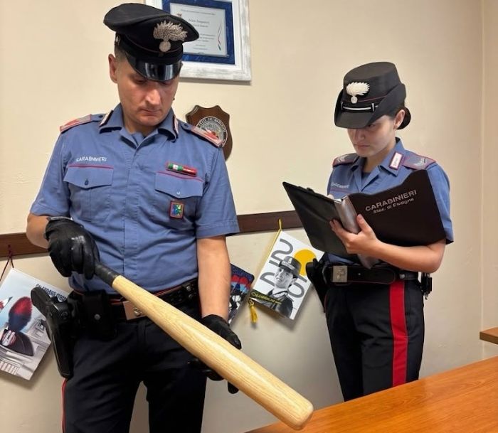 VALLE CAMONICA - Pisogne: aggredisce la madre con una mazza da baseball, arrestato