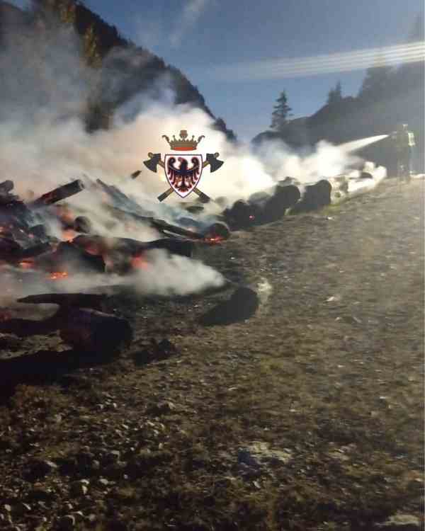 CRONACA - Legna in fiamme sulla statale 346 del Passo San Pellegrino