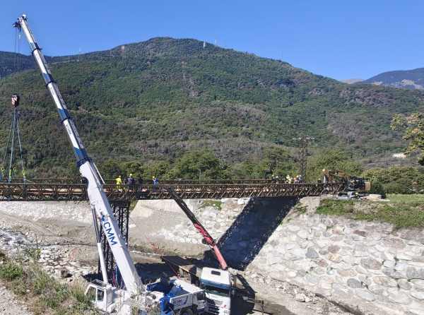 VALLE CAMONICA - Sonico: il ponte Bailey installato sul Rabbia, ora il collaudo