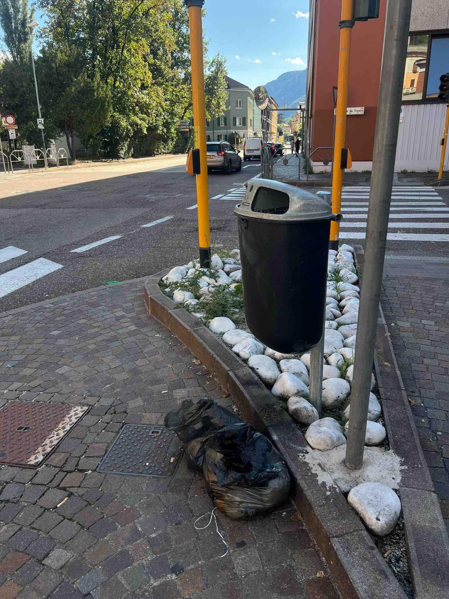 TRENTINO - Abbandono di rifiuti accanto al cestino, mille euro di multa al gestore di alloggi per turisti