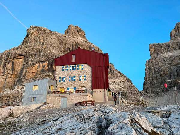 TRENTINO - Il rifugio Sat Tosa-Tomaso Pedrotti tornato meta degli alpinisti