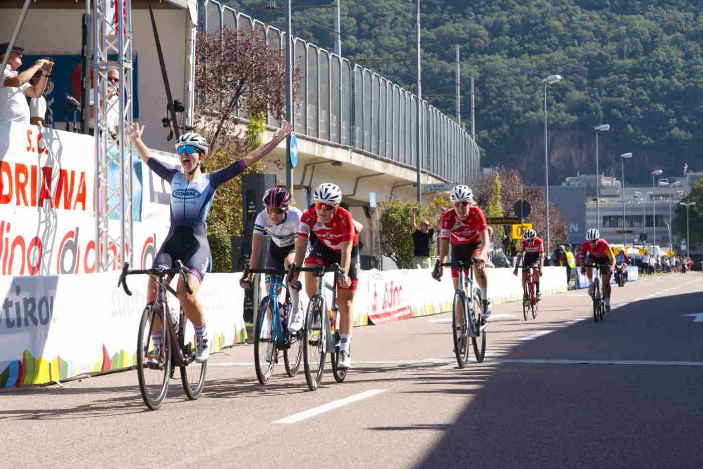 CICLISMO - Giornata in Rosa, volata vincente a Bolzano per Guidolin e Tezzele