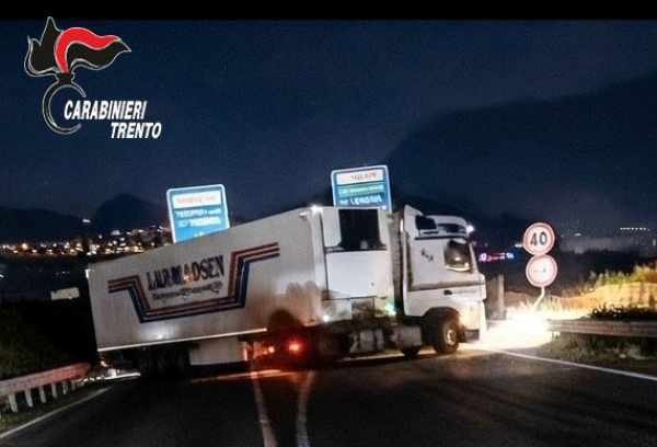 ATTUALITÀ - Notte di paura, Tir contromano sulla statale 47a Civezzano
