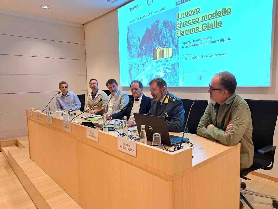 VAL DI FIEMME - Presentato il volume "Il nuovo bivacco modello Fiamme Gialle"