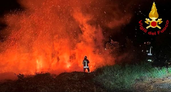 VALLE CAMONICA - Incendio tra Sellero e Berzo Demo, mobilitazione nella notte
