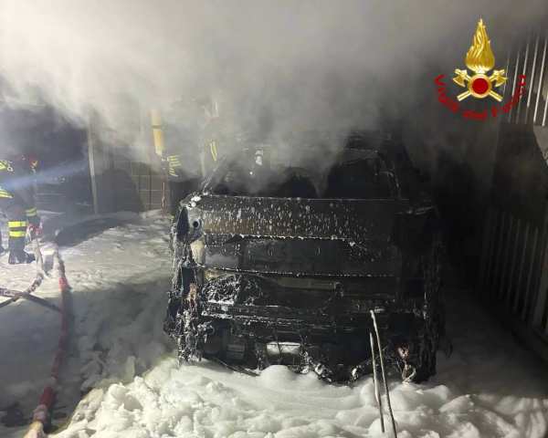 CRONACA - Incendio di una vettura elettrica e una ibrida a Pisogne