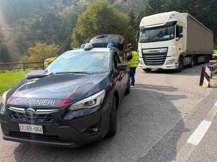 PONTE DI LEGNO - Autoarticolato bloccato sulla statale 300 del Gavia