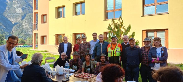 VALLE CAMONICA - Esine: castagnata per gli ospiti del Centro di Salute Mentale