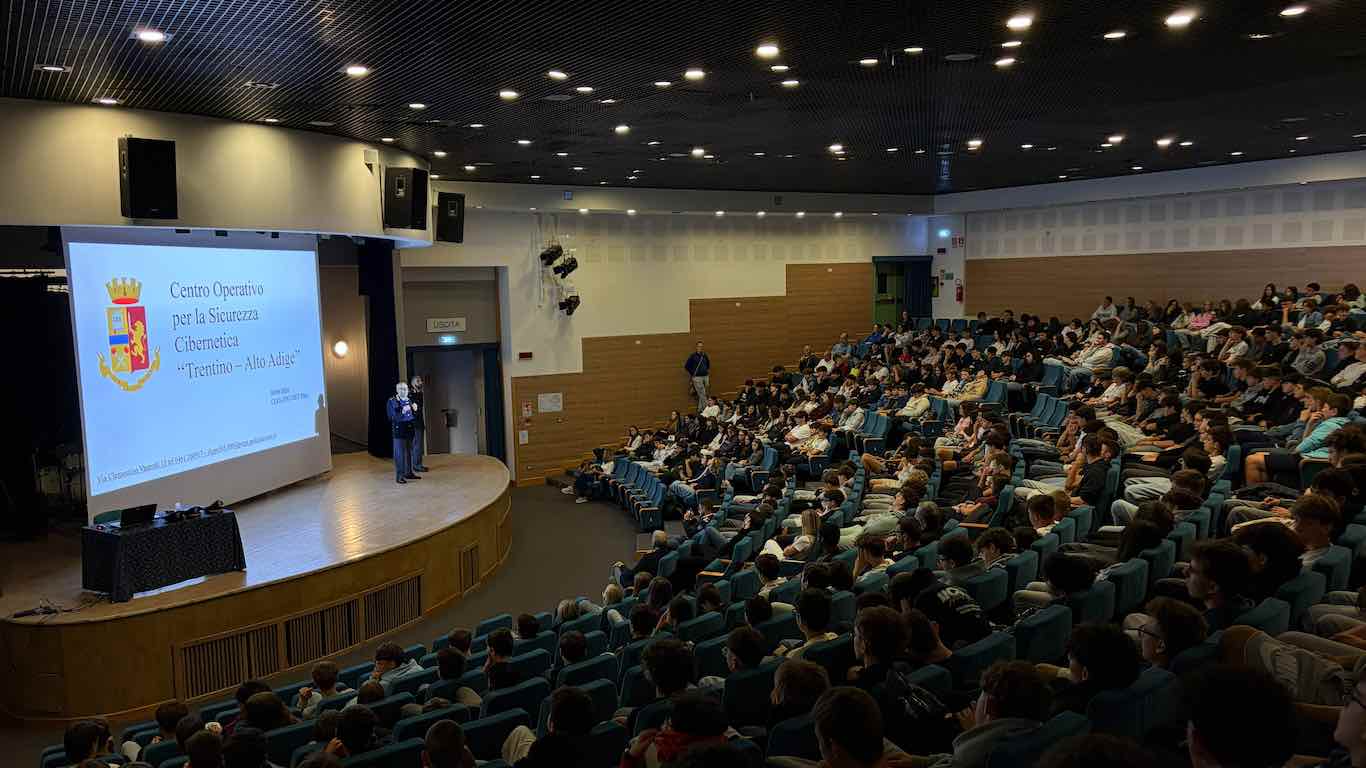 ATTUALITÀ - "Una Vita da Social": la Polizia postale a lezione di legalità all'Action Week