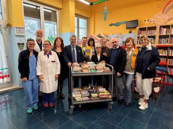 ATTUALITÀ - I Lions del Garda consegnano i volumi alle pediatrie di Asst
