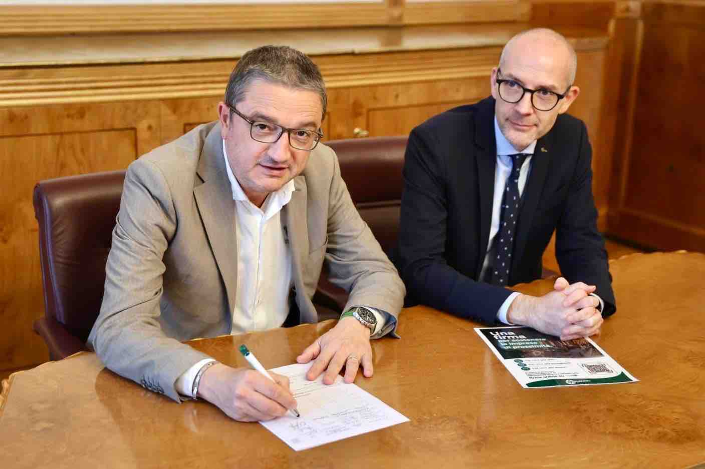 ATTUALITÀ - Commercio, il presidente Maurizio Fugatti firma la proposta di legge di Confesercenti