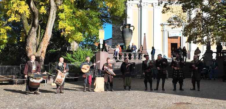 VALLE CAMONICA - Borno conquista il pubblico tra Medioevo e Krampus 