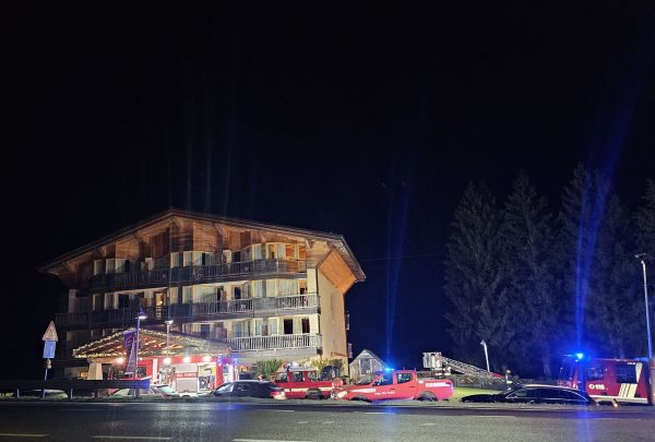 VALLE CAMONICA - Incendio di una canna fumaria al Garni Pegrà di Ponte di Legno