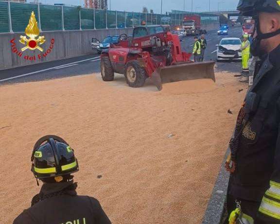 CRONACA - Ribaltamento di mezzo pesante e incidenti: giornata da incubo sull'autostrada A4