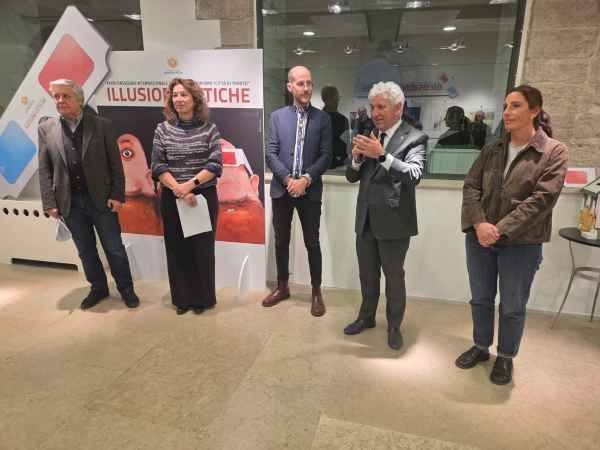 TRENTINO - "Illusioni ottiche", a palazzo Trentini inaugurata la mostra di Andromeda