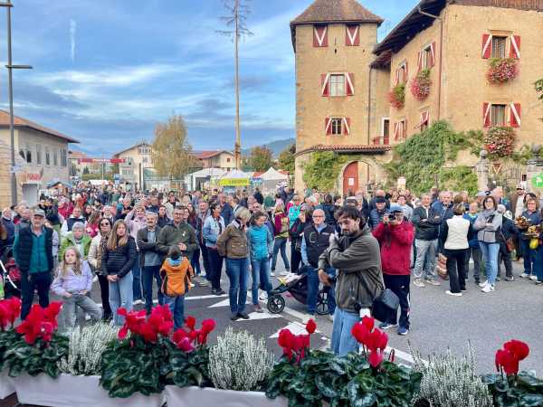 VAL DI SOLE E NON - Pomaria, il borgo di Casez preso d'assalto dai visitatori