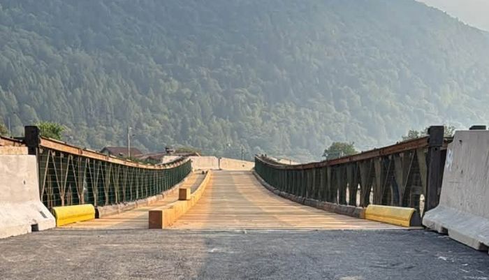 VALLE CAMONICA - Sonico: il ponte Bailey apre a pedoni, cicli e motocicli