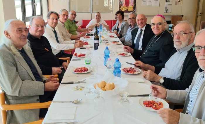 EVENTO - Il vescovo Lauro Tisi in visita all’Apsp Ubaldo Campagnola di Avio