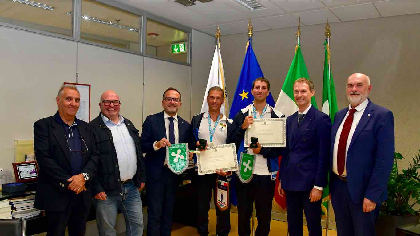 SEBINO - Premiati i bresciani Riccardo e Silvano Agnesi, Campioni italiani di "voga in piedi"